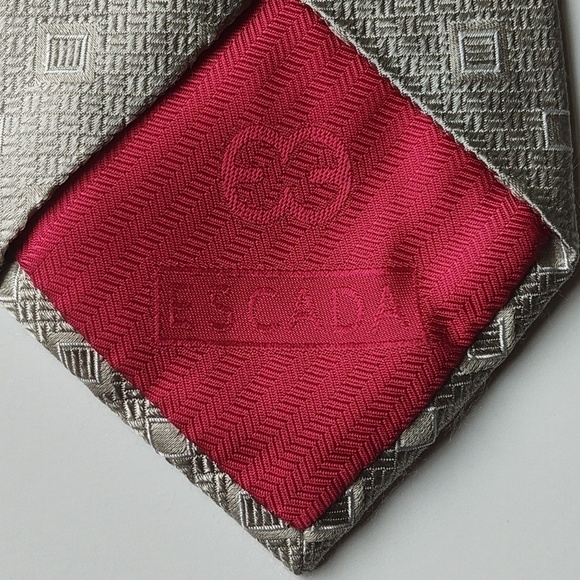 Silver Italian silk Escada tie handmade in Italy - Picture 3 of 6